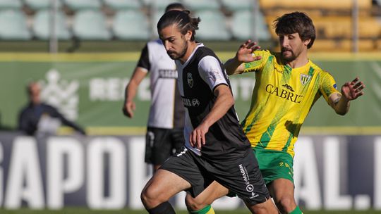 OFICIAL: Matheus Oliveira deixa Farense e ruma aos Emirados