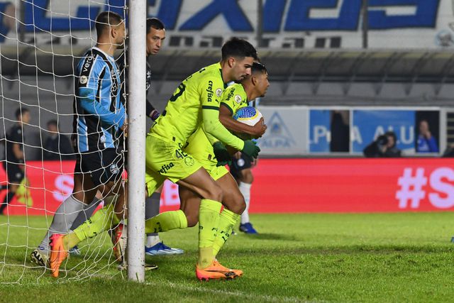 Palmeiras empata em Porto Alegre com o Grémio com golo de menino-prodígio