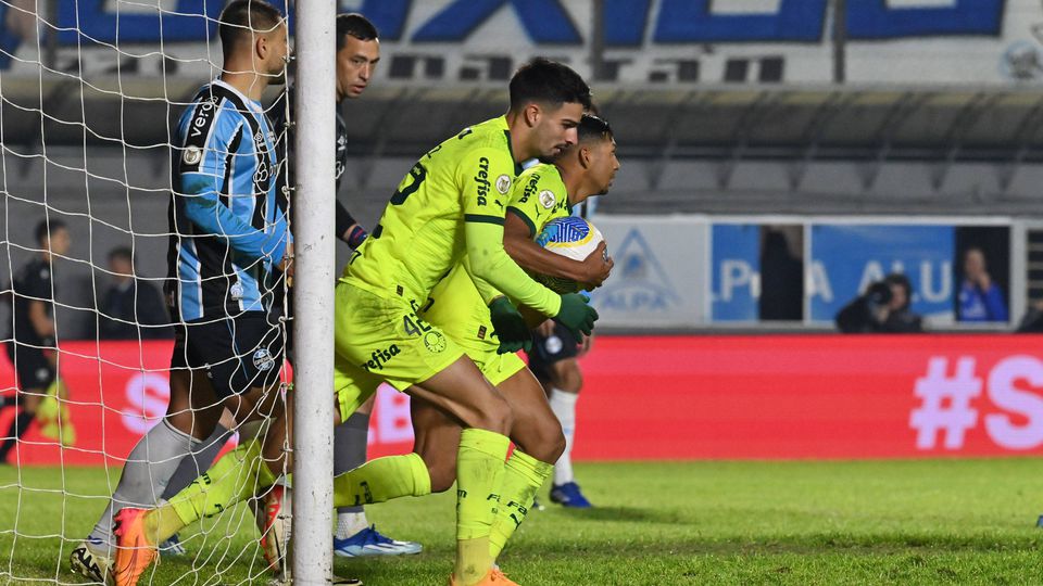 Palmeiras empata em Porto Alegre com o Grémio com golo de menino-prodígio