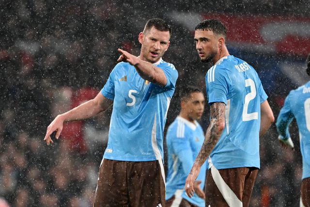 Jan Vertonghen a dar indicações a Zeno Debast num jogo de caráter particular da Bélgica