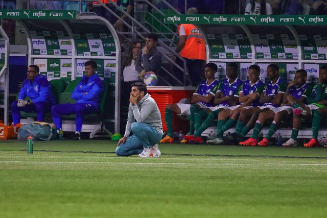 «Podíamos construir uma equipa de ouro, mas as libras e euros falam mais alto»