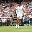 Alcaraz apanha susto mas avança em Wimbledon