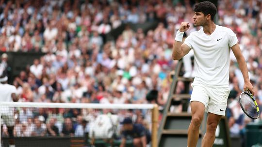 Alcaraz apanha susto mas avança em Wimbledon