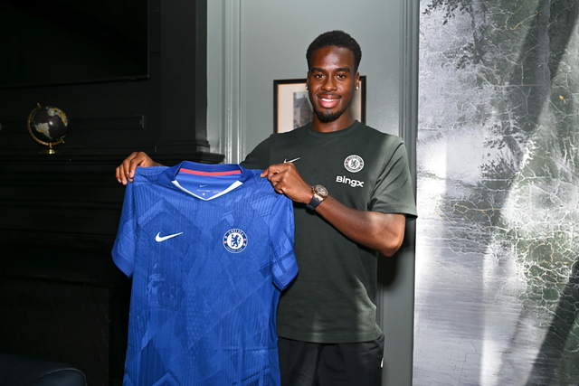Jamie Bynoe-Gittens com a camisola do Chelsea para 2025/26