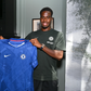 Jamie Bynoe-Gittens com a camisola do Chelsea para 2025/26