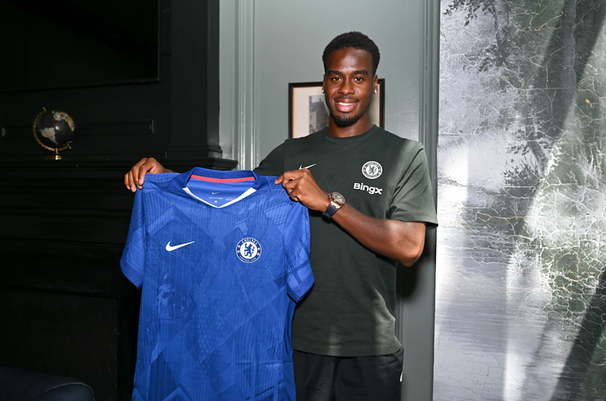 Jamie Bynoe-Gittens com a camisola do Chelsea para 2025/26