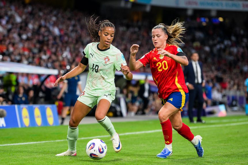 Jessica Silva, figura da seleção portuguesa, em luta com a espanhola Claudia Pina no Campeonato da Europa