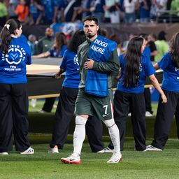 Pedro Neto entrou em campo com uma camisola de homenagem a Diogo Jota e André Silva