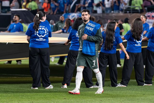 Pedro Neto entrou em campo com uma camisola de homenagem a Diogo Jota e André Silva