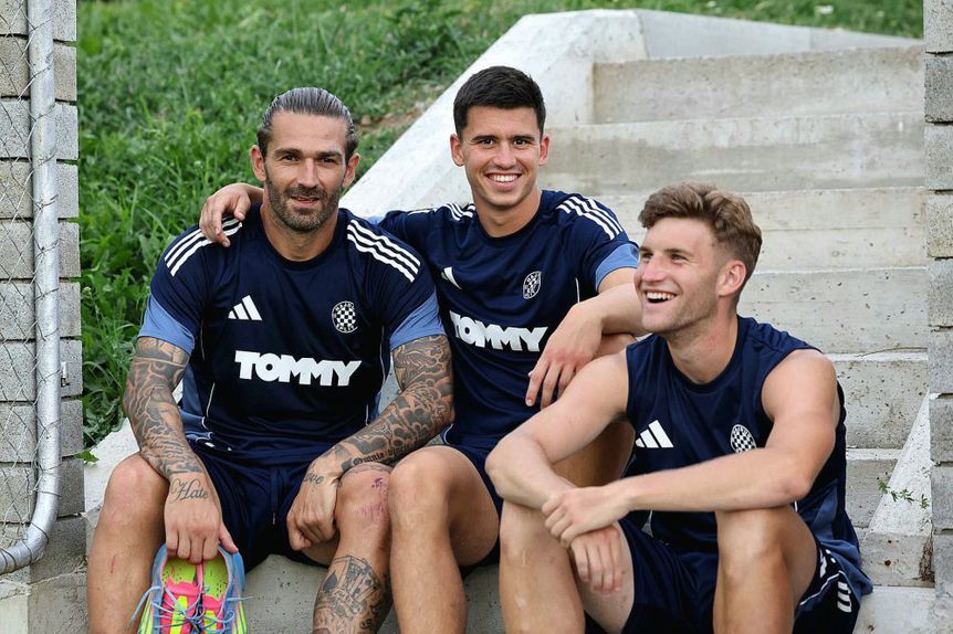 Prpic com Marko Livaja e Rok Brajković, colegas no Hajduk Split (Foto: Hajduk Split)