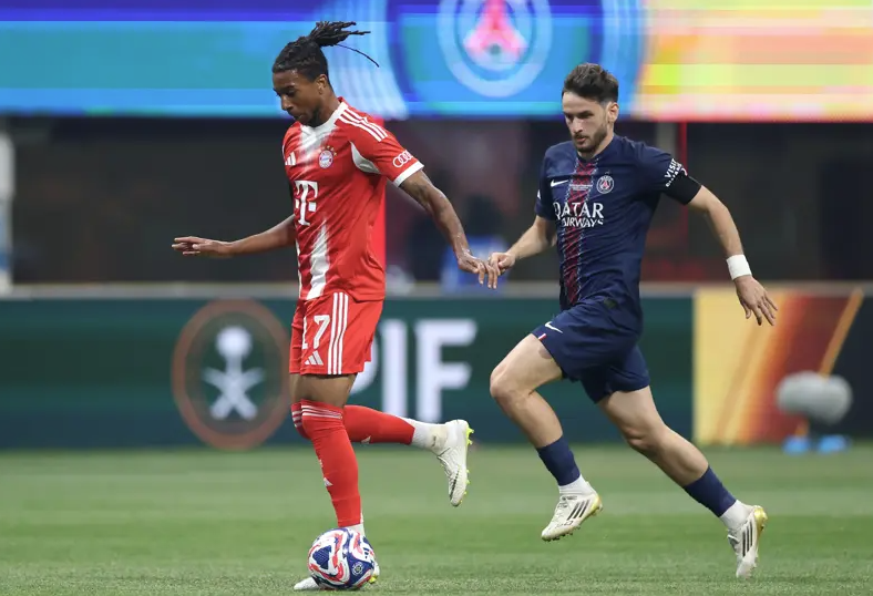 Olise pressionado por Kvaratskhelia