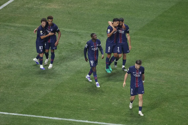 Jogadores do PSG a celebrarem o golo de Doué