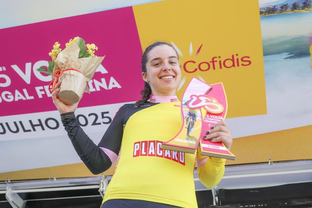 Volta a Portugal feminina: Jasmin Liechti chega isolada e veste de amarelo