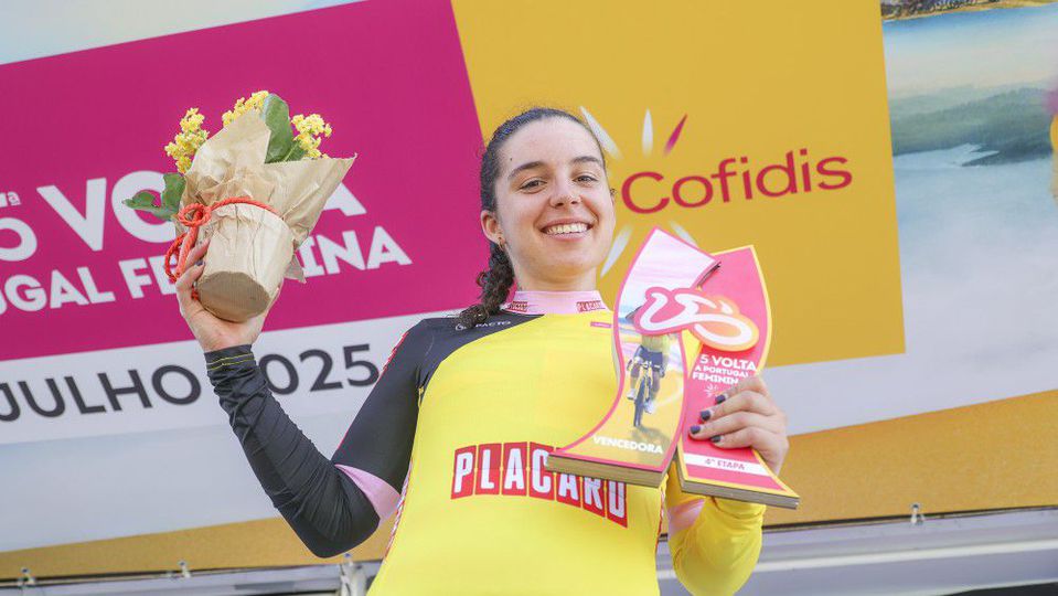 Volta a Portugal feminina: Jasmin Liechti chega isolada e veste de amarelo