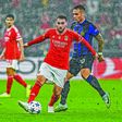 Kokçu em vantagem sobre Lautaro Martínez, num jogo entre Benfica e Inter, na fase de grupos da Liga dos Campeões, na época 2023/2024