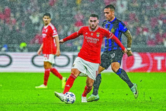 Kokçu em vantagem sobre Lautaro Martínez, num jogo entre Benfica e Inter, na fase de grupos da Liga dos Campeões, na época 2023/2024