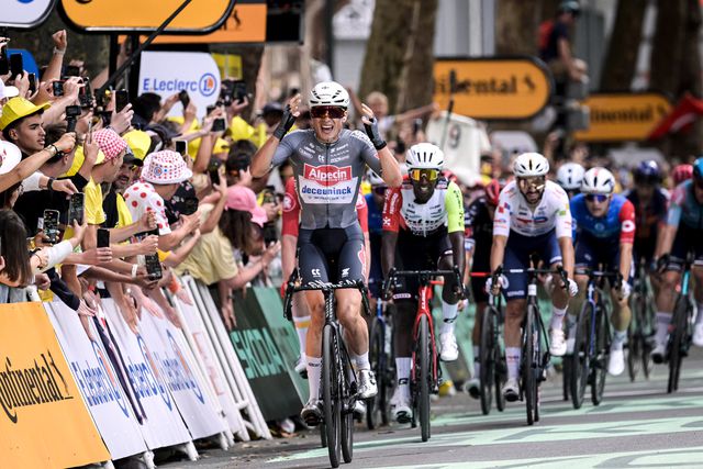 Philipsen é o primeiro camisola amarela do Tour 2025