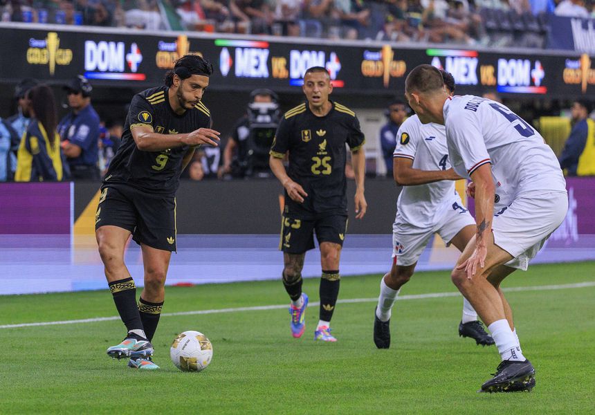 Raúl Jiménez durante o México-República Dominicana, na Gold Cup