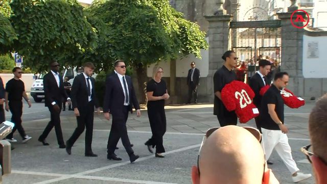 Van Dijk e Robertson lideram comitiva do Liverpool no funeral de Jota