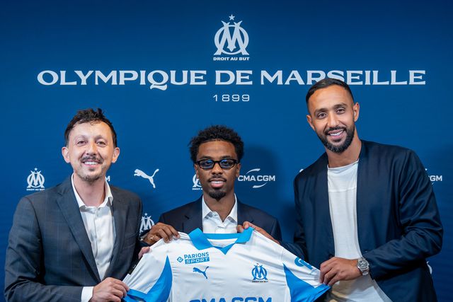 Angel Gomes ao lado do presidente e do diretor desportivo do Marselha