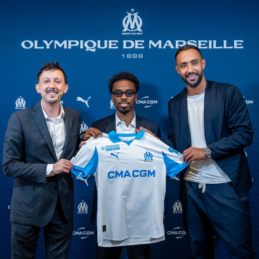 Angel Gomes ao lado do presidente e do diretor desportivo do Marselha