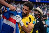 Vozinha a dar autógrafo em bandeira de Cabo Verde