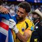 Vozinha a dar autógrafo em bandeira de Cabo Verde