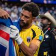 Vozinha a dar autógrafo em bandeira de Cabo Verde