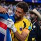 Vozinha a dar autógrafo em bandeira de Cabo Verde