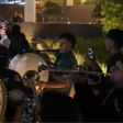 Até uma banda se deslocou ao hotel da seleção inglesa...