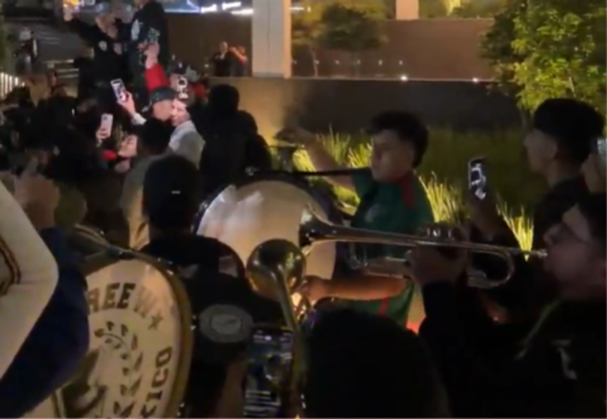 Até uma banda se deslocou ao hotel da seleção inglesa...