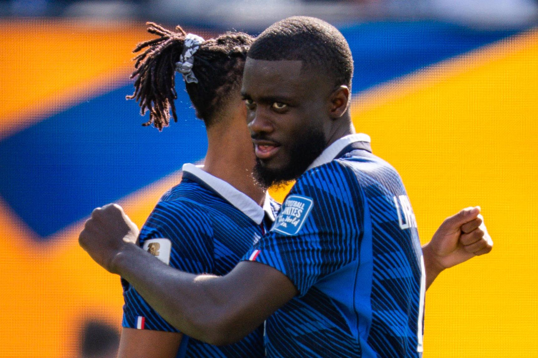 Upamecano abraça Olise, companheiro no Bayern e na seleção francesa