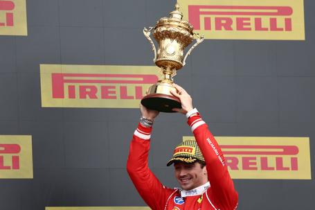Leclerc celebra triunfo em Silverstone: «Voltou aquela sensação!»