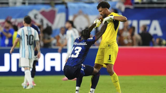 Vozinha ergue Sidny Lopes Cabral após a eliminação de Cabo Verde do Mundial 2026, frente à Argentina (IMAGO)