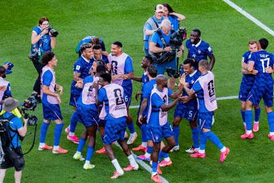 Festa de França após jogo com o Paraguai