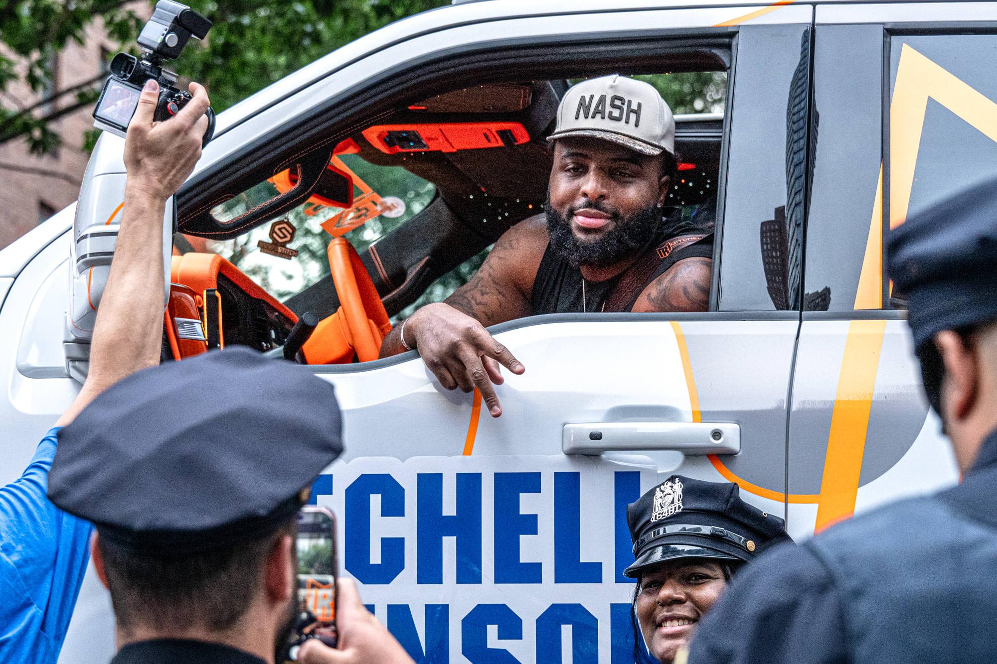 Mitchell Robinson levou uma das duas famosas carrinhas para a parada de campeões dos Knicks por Nova Iorque    Fotografia Imago
