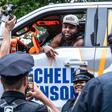 Mitchell Robinson levou uma das duas famosas carrinhas para a parada de campeões dos Knicks por Nova Iorque    Fotografia Imago