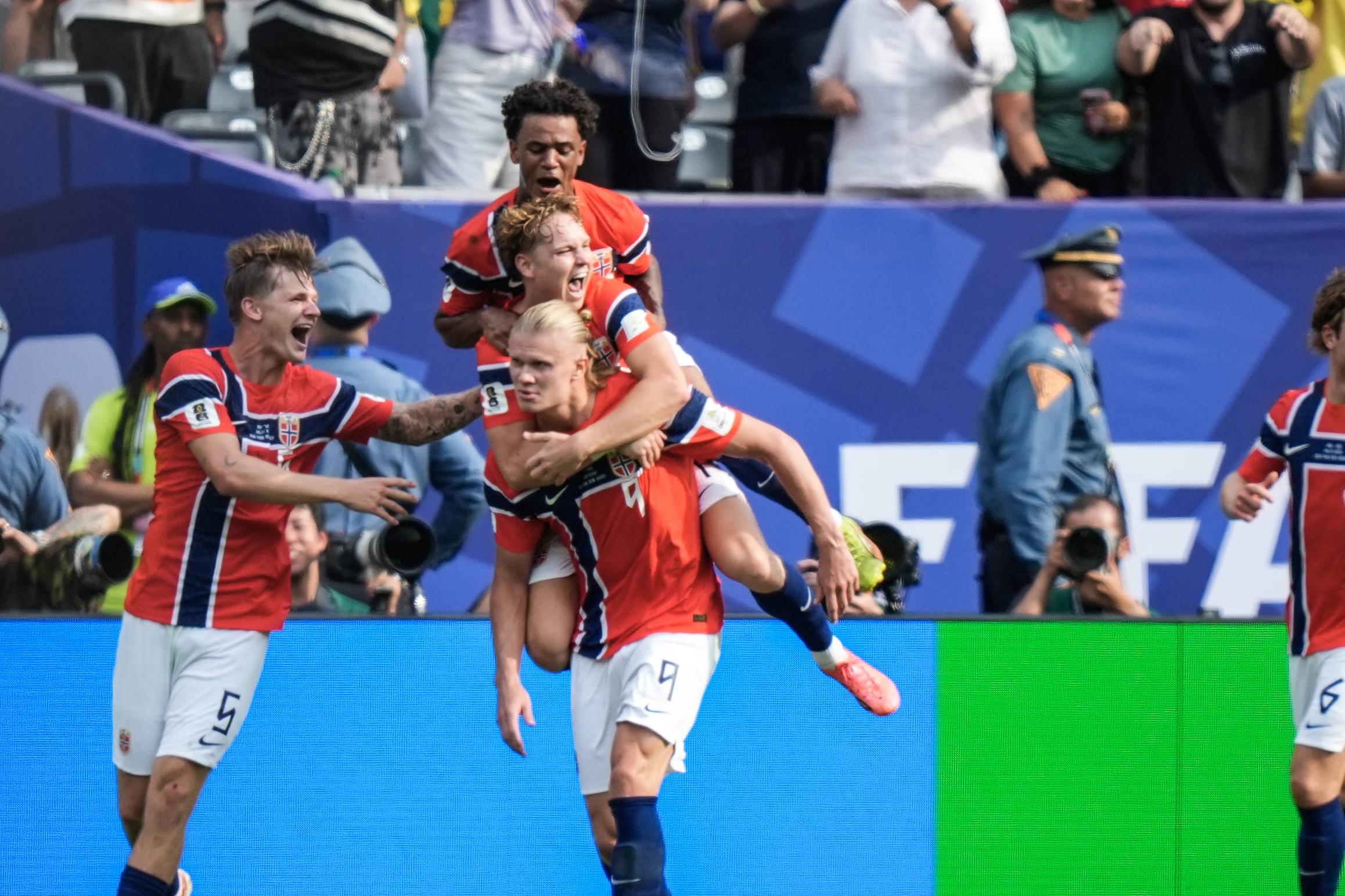 Festejos da Noruega contra o Brasil