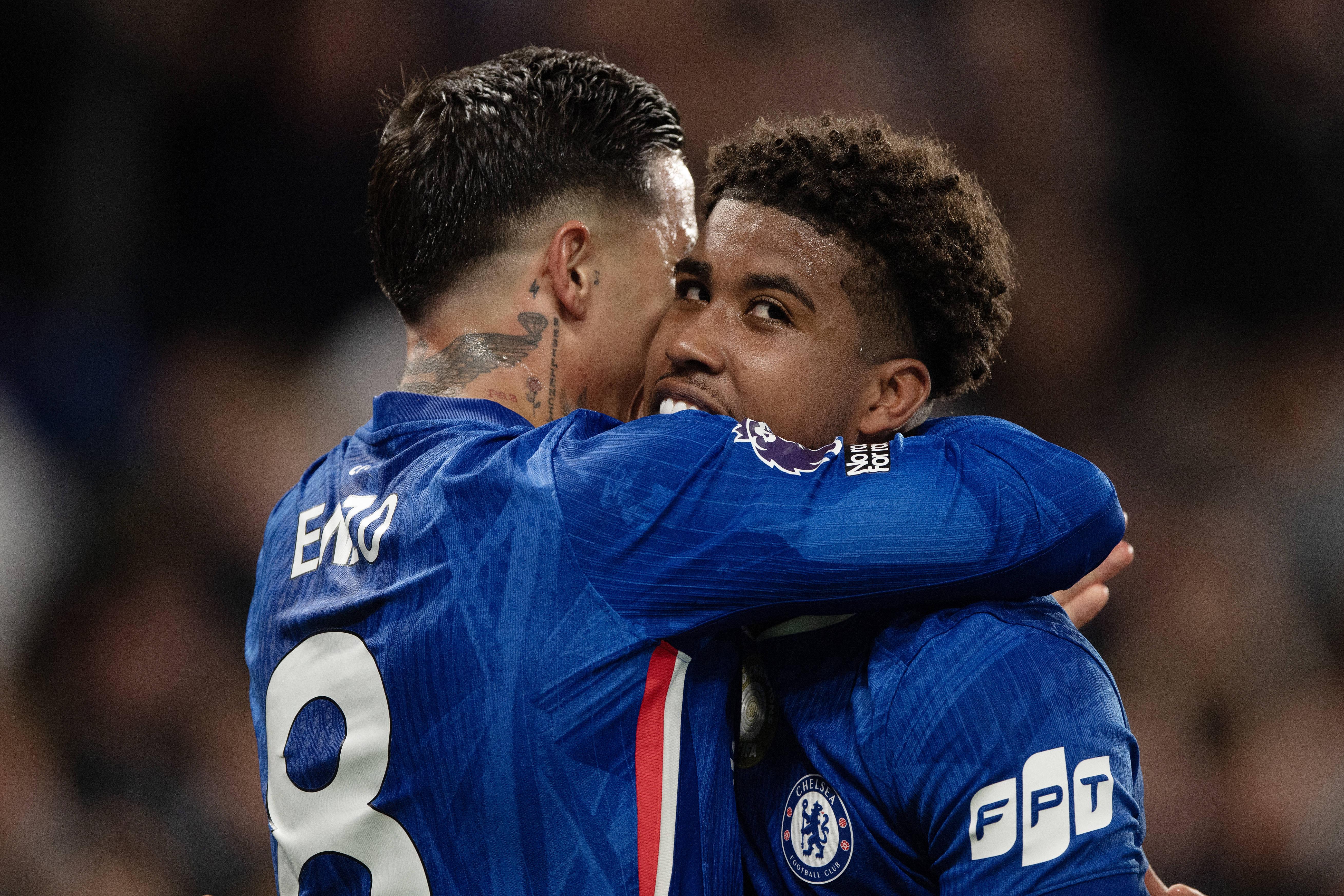 Andrey Santos a festejar com um dos capitães do Chelsea, Enzo Fernández