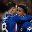 Andrey Santos a festejar com um dos capitães do Chelsea, Enzo Fernández