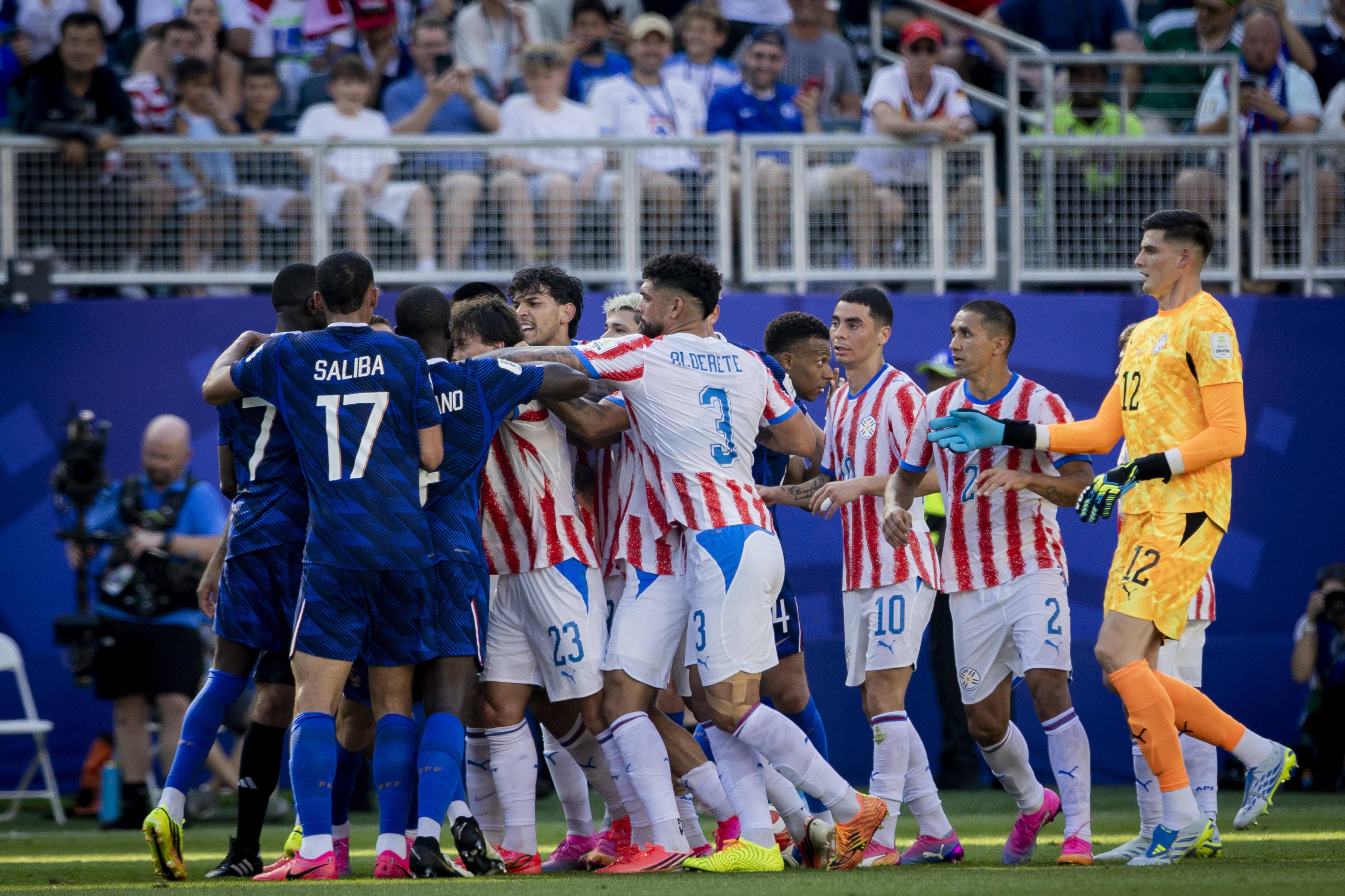 Confrontos entre jogadores do Paraguai e França