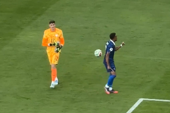 Orlando Gill atira a bola contra Mbappé