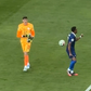 Orlando Gill atira a bola contra Mbappé