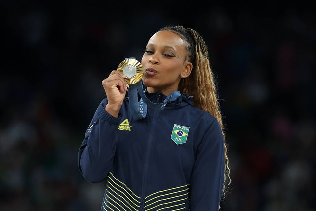 Ouro de Rebeca Andrade gera festa... e pedidos de feriado nacional