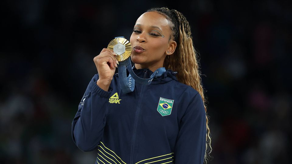 Ouro de Rebeca Andrade gera festa... e pedidos de feriado nacional