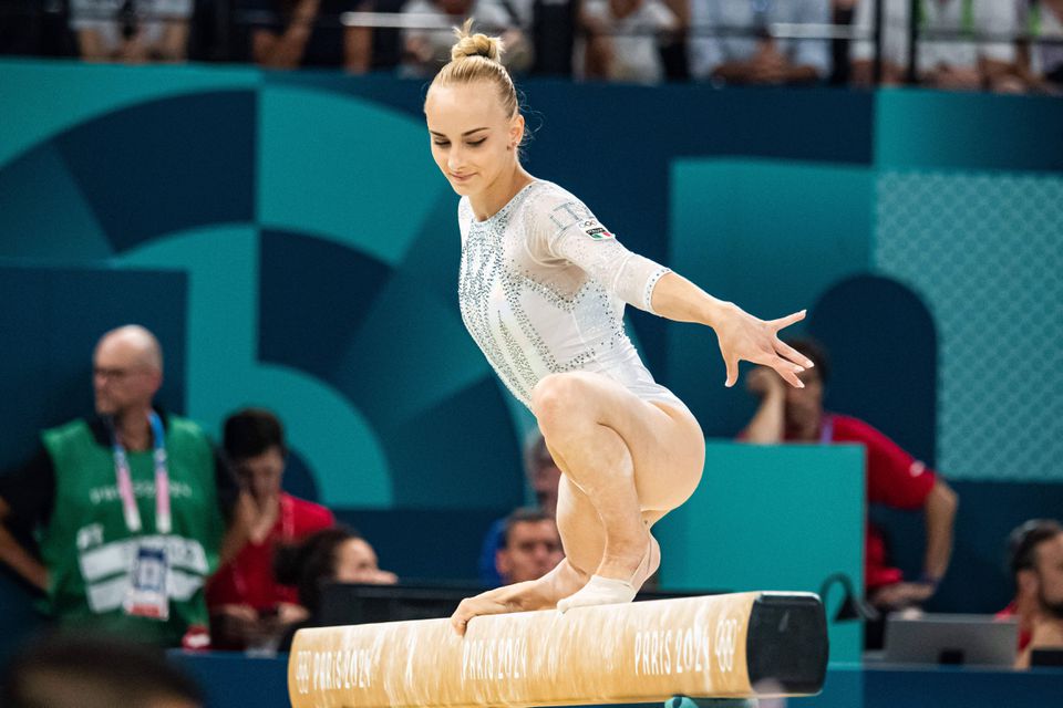 Quarto ouro de Biles bate na trave! D'Amato vence após queda da norte-americana