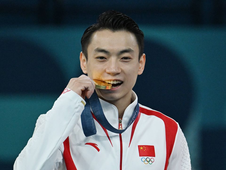 Paris 2024: Zou Jingyuan conquista o ouro nas paralelas