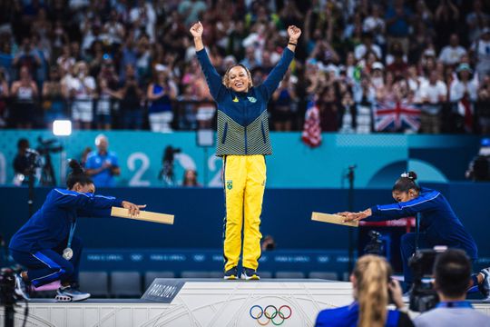 Afinal, Biles é humana... mas só um bocadinho. Uma vénia!