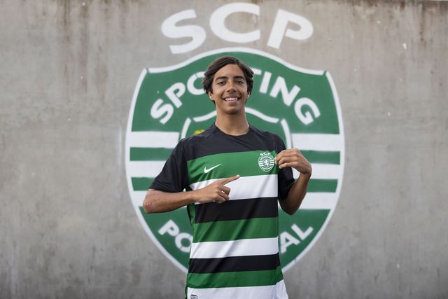 Avançado de 17 anos assina contrato profissional com o Sporting