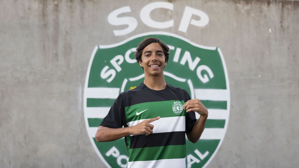 Avançado de 17 anos assina contrato profissional com o Sporting